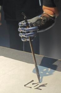 Inteligencia encarnada (embodied intelligence) y manufactura avanzada en China: brazo robótico de alta precisión realizando caligrafía tradicional.